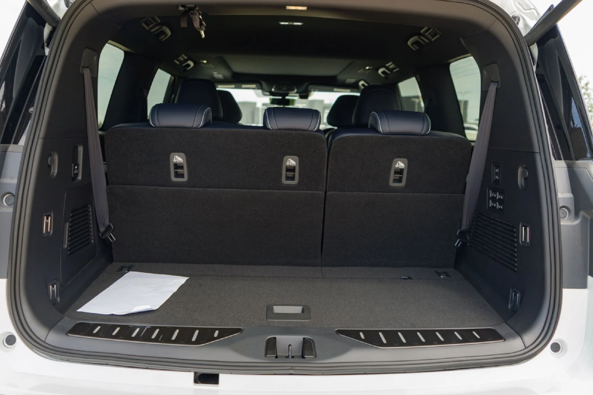New 2027 RADIANT WHITE INFINITI Sport 4WD image 25