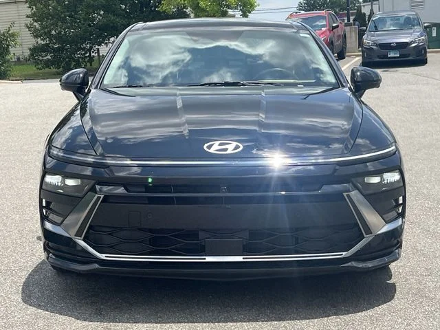 Used 2025 Black Hyundai Limited image 16