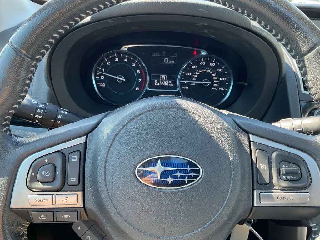 Used 2018 Ice Silver Metallic Subaru Limited image 27