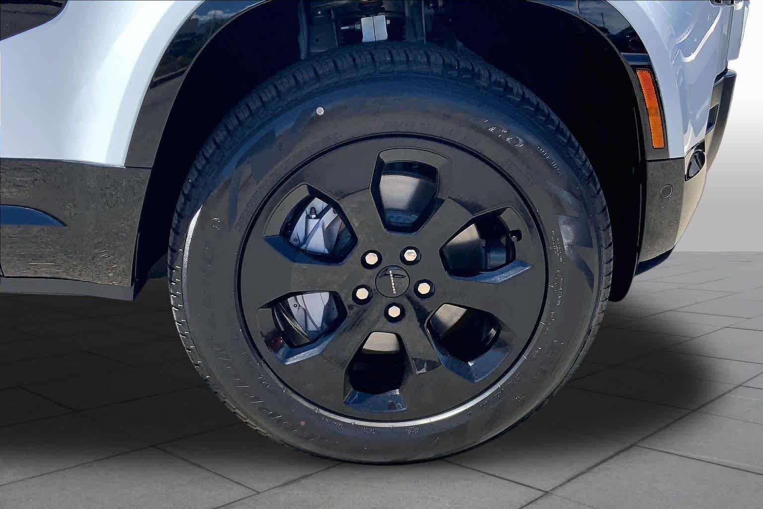 New 2026 Fuji White Land Rover X-Dynamic SE image 11