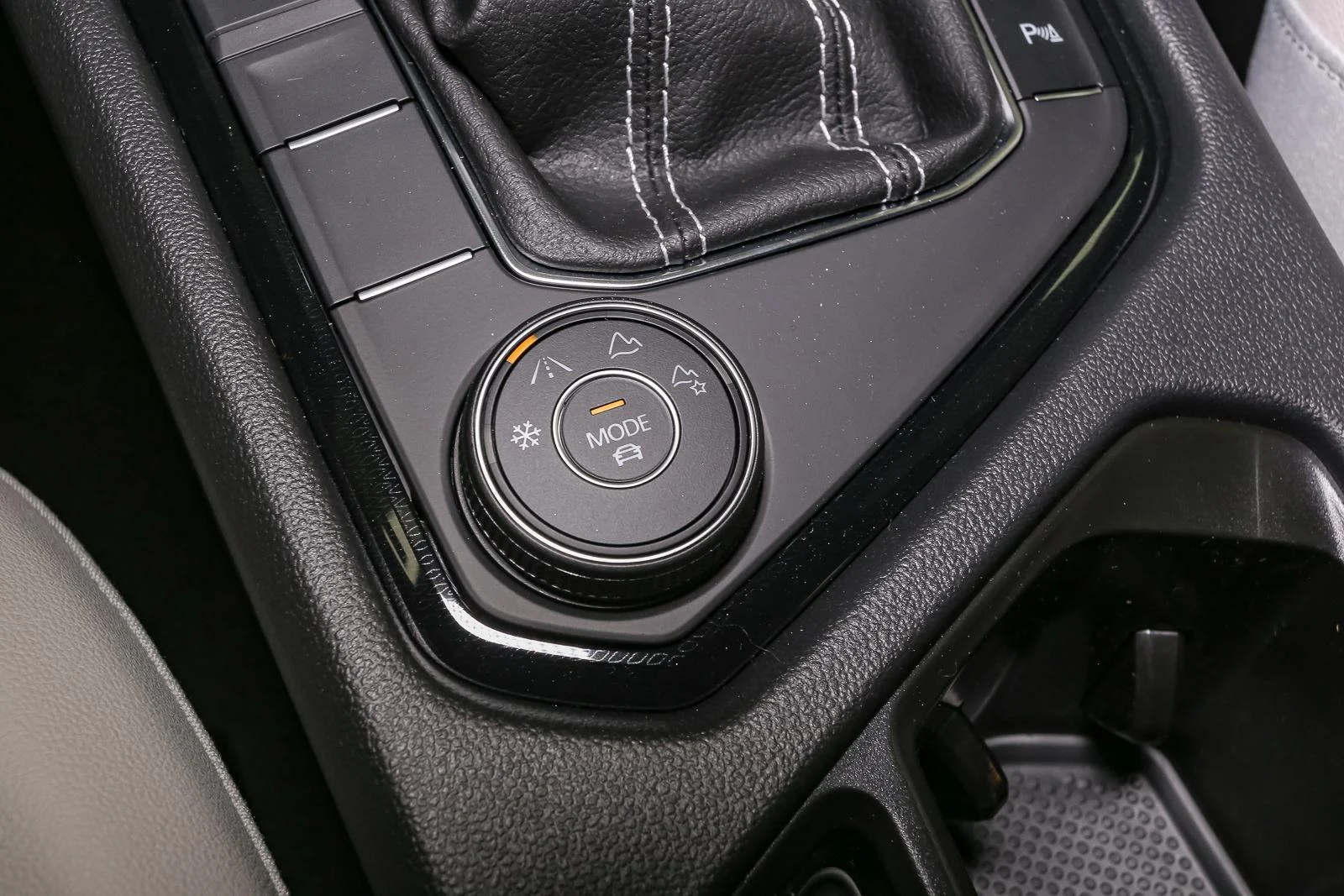 New 2026 Deep Black Pearl Volkswagen SE image 23