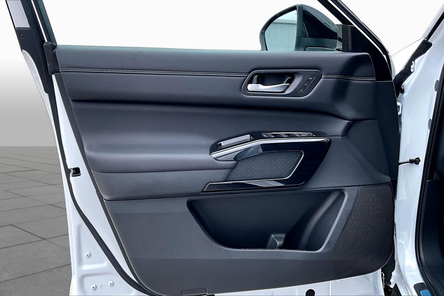 New 2026 Everest White Pearl TriCoat / Super Black Two-tone Nissan Platinum image 13