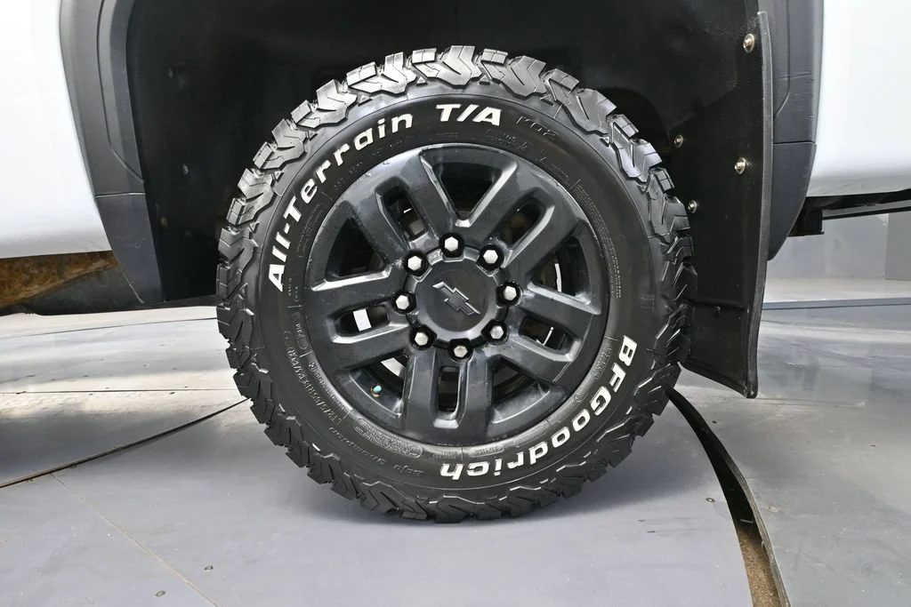 Used 2022 White GMC AT4 image 10
