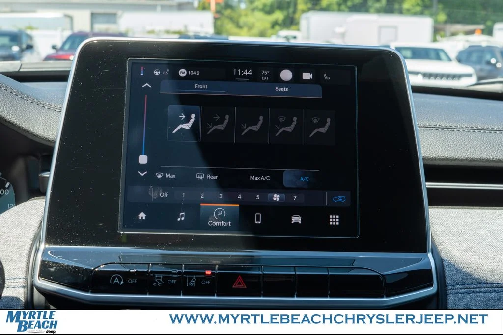 Used 2025 Diamond Black Crystal Pearlcoat Jeep Latitude image 21