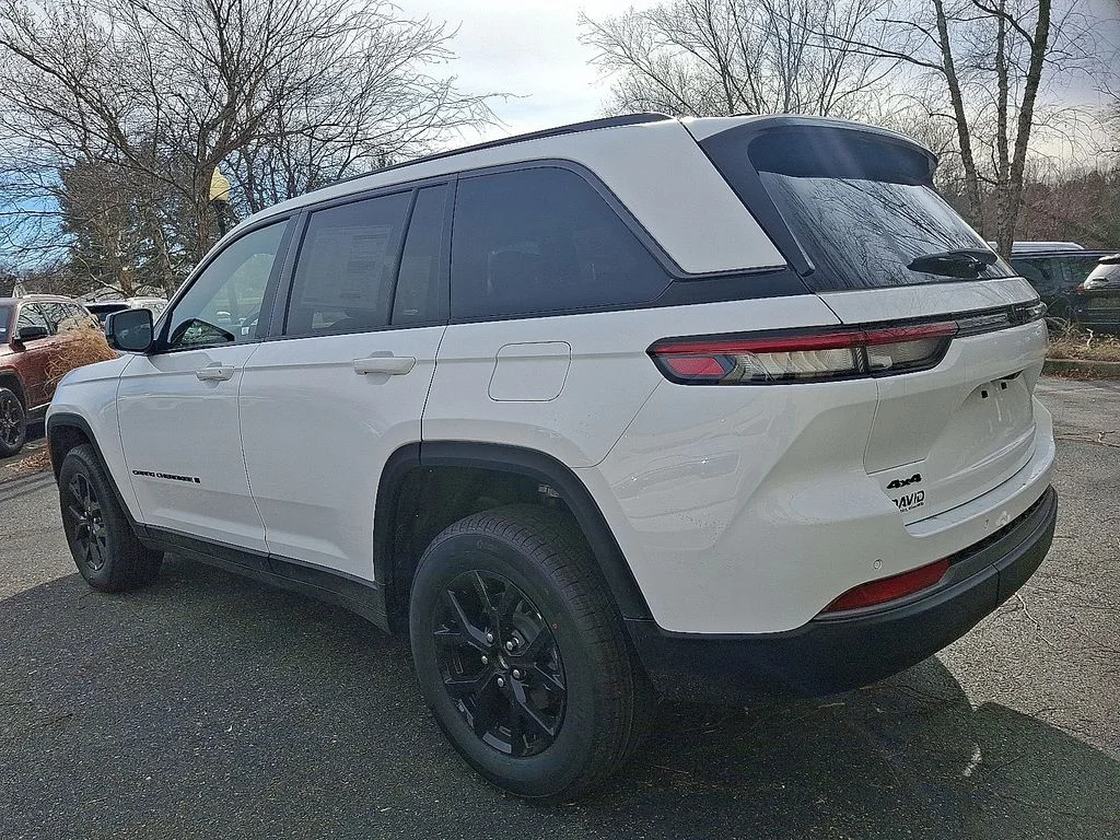 New 2026 Bright White Clear-Coat Exterior Paint Jeep Altitude image 3