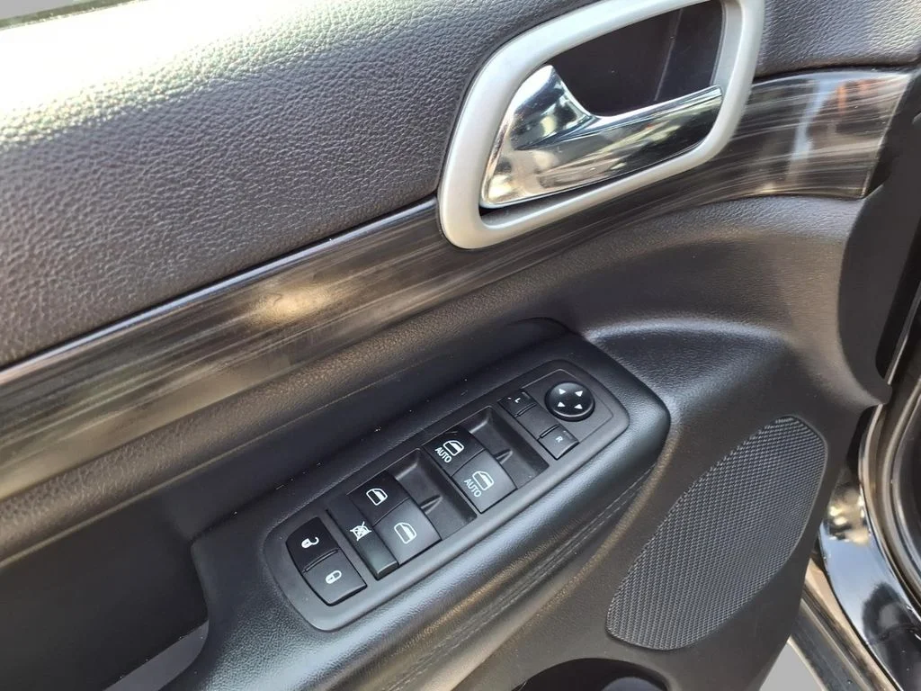 Certified Used 2021 Black Jeep Laredo X image 19