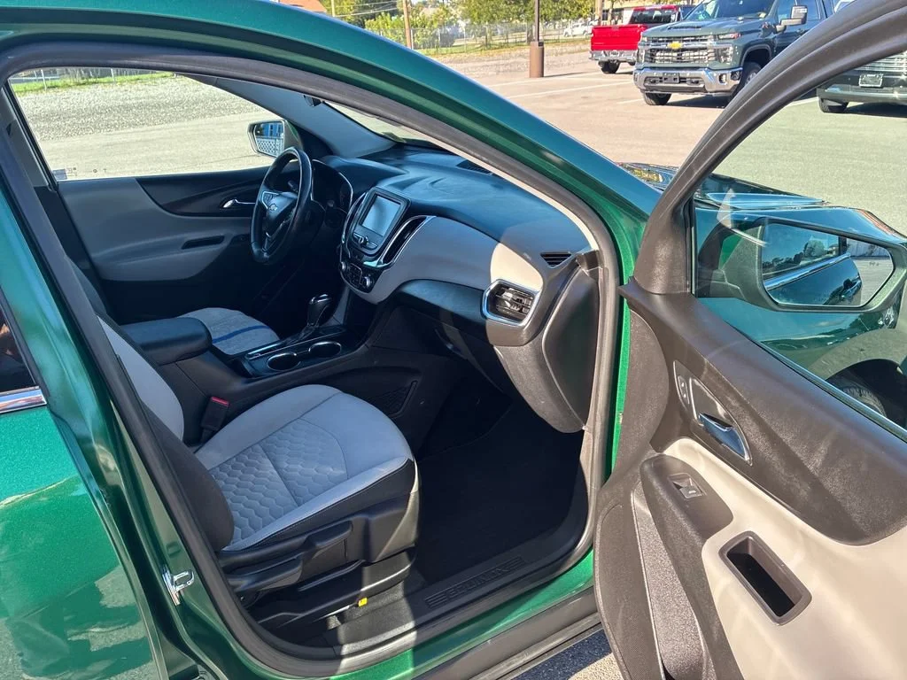 Used 2018 IVY METALLIC Chevrolet LT image 28
