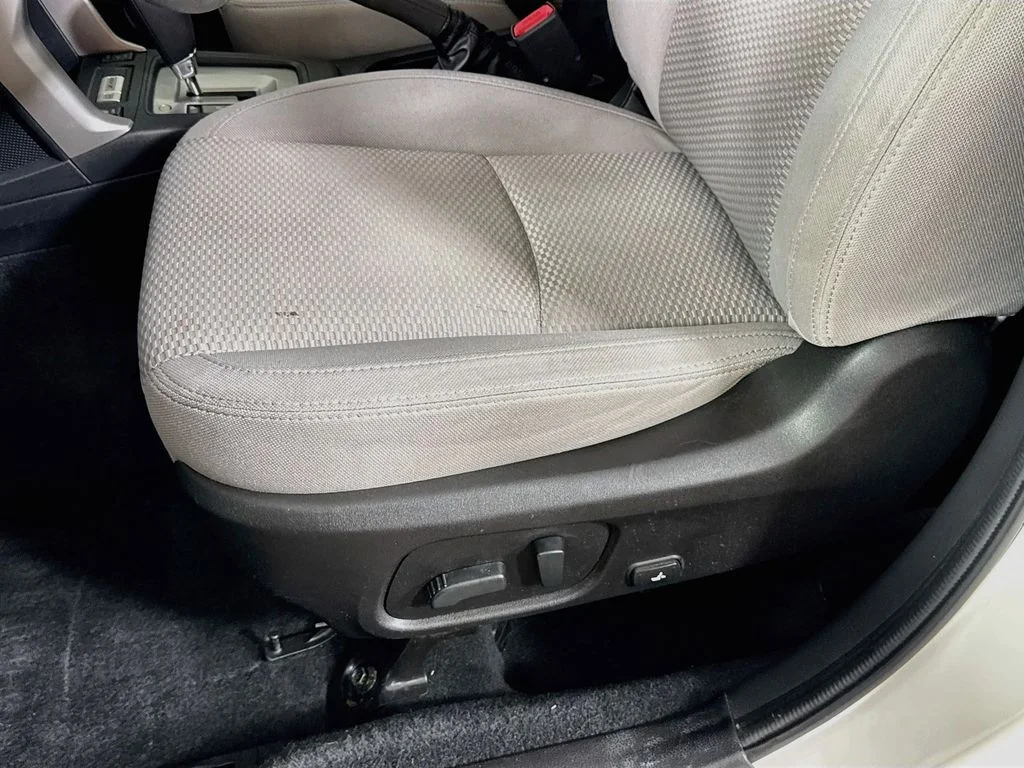 Used 2018 White Subaru 2.5i Premium image 23