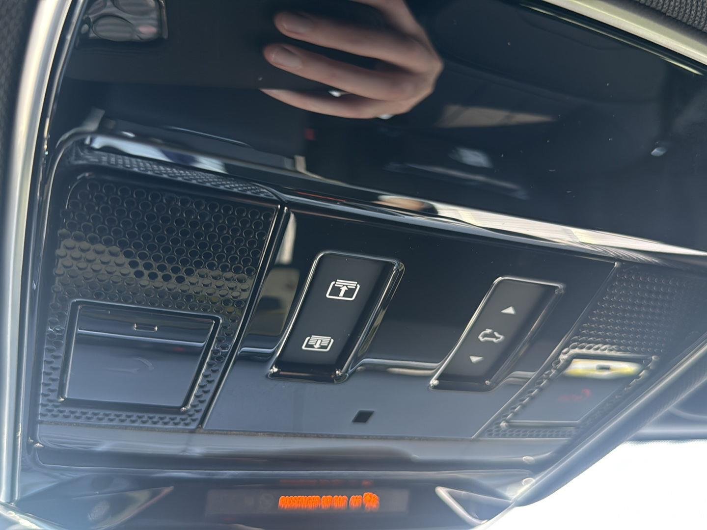 New 2027 Santorini Black Land Rover SE image 29