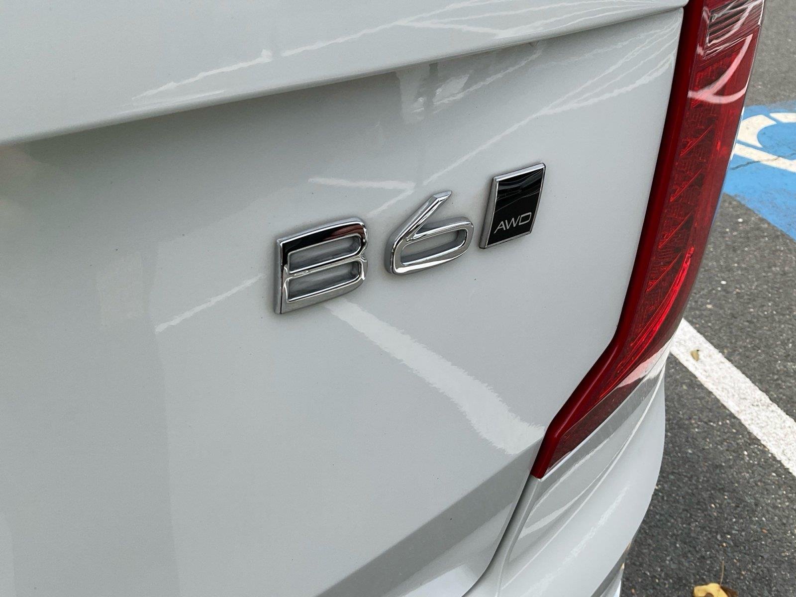 Used 2024 Crystal White Metallic Volvo Ultimate Bright Theme image 17