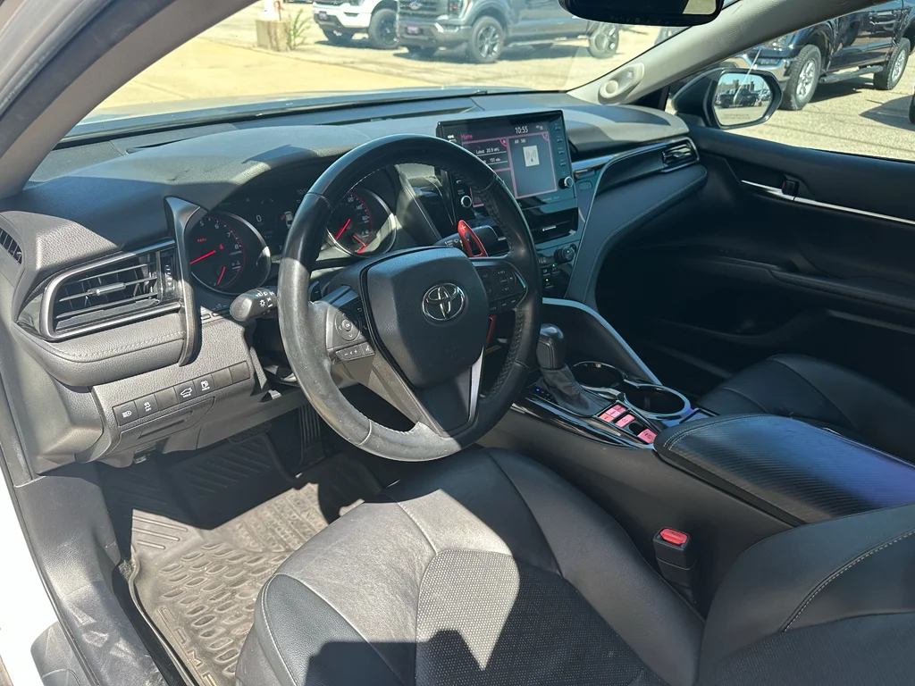 Used 2022  Toyota XSE V6 image 2
