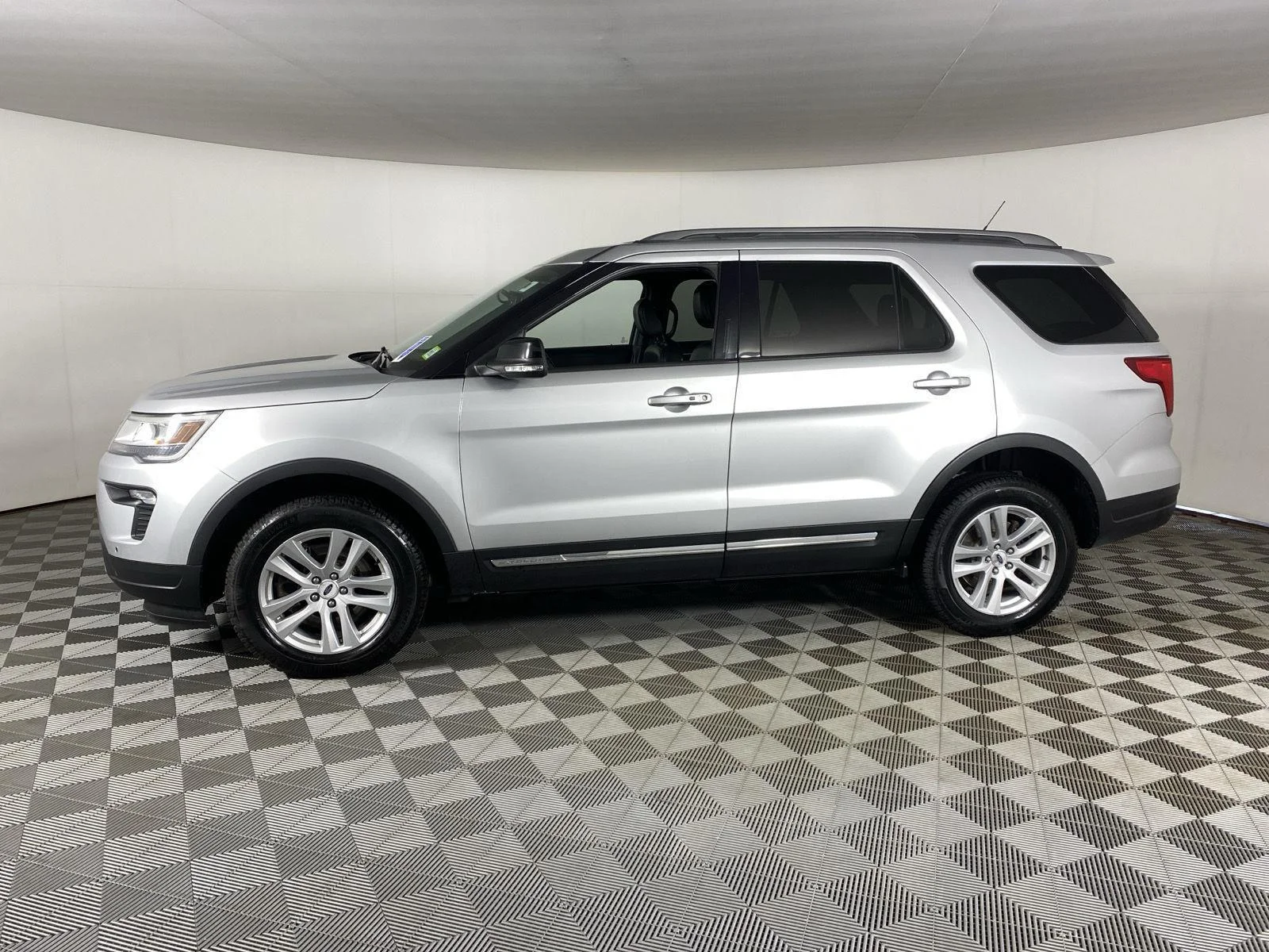 Used 2018 Ingot Silver Ford XLT image 4
