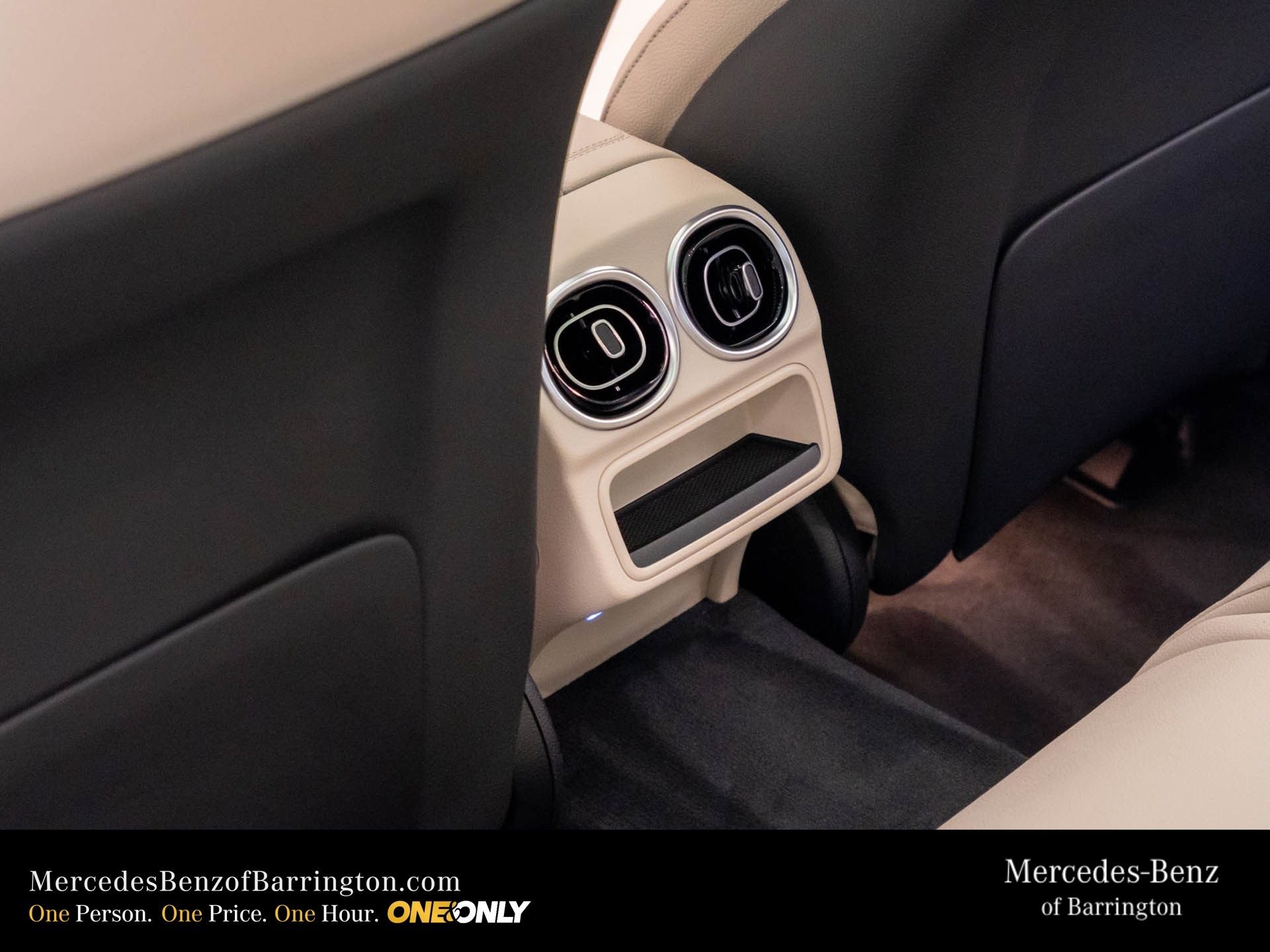 New 2026 MANUFAKTUR Moonlight White Metallic Mercedes-Benz C 300 image 21