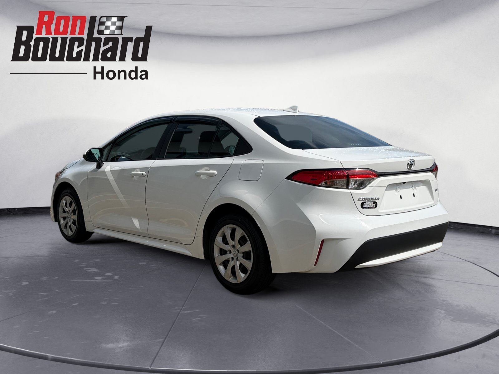 Used 2020 Super White Toyota LE image 4