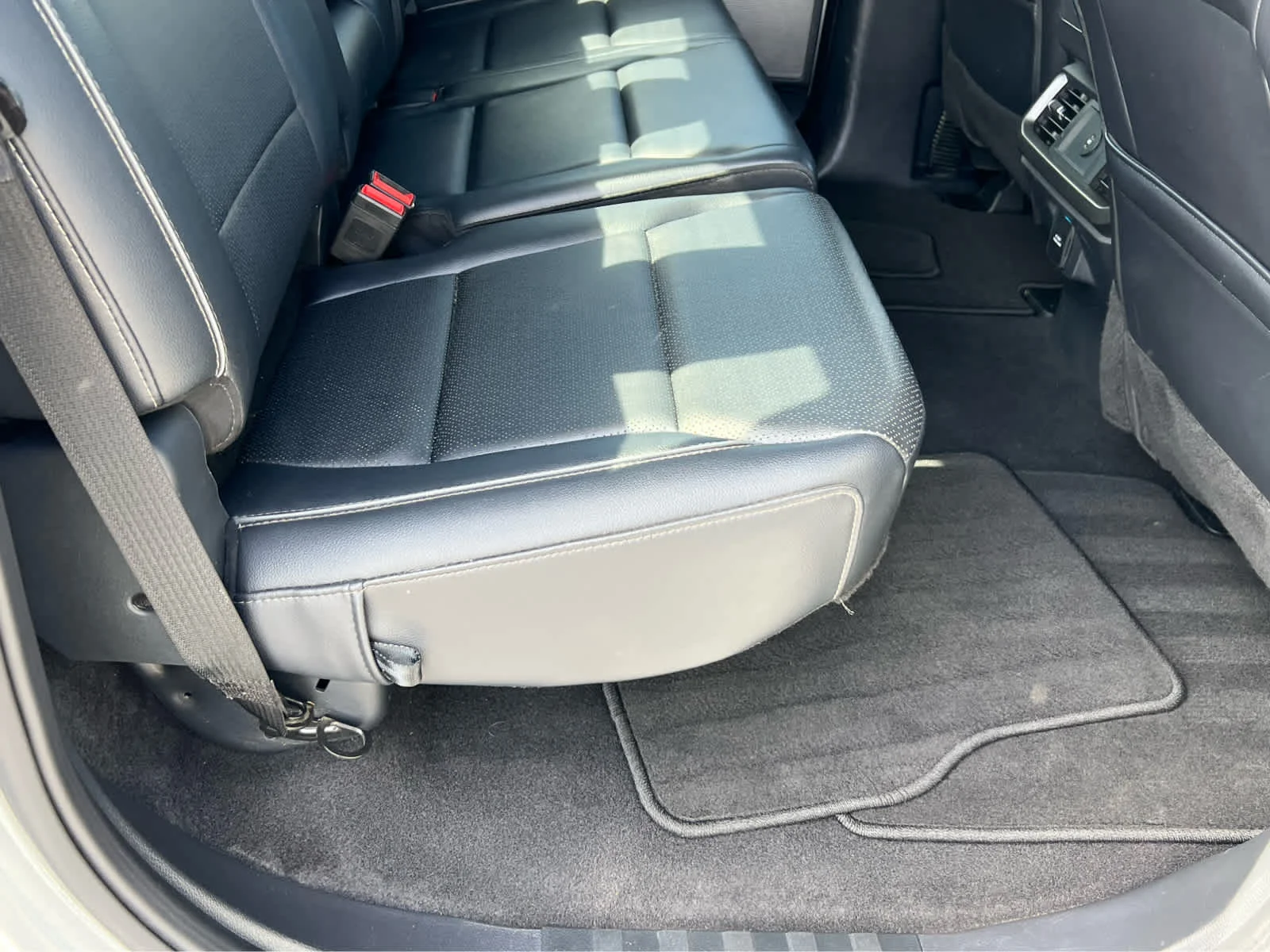Used 2025 Iconic Silver Metallic Ford LARIAT image 21