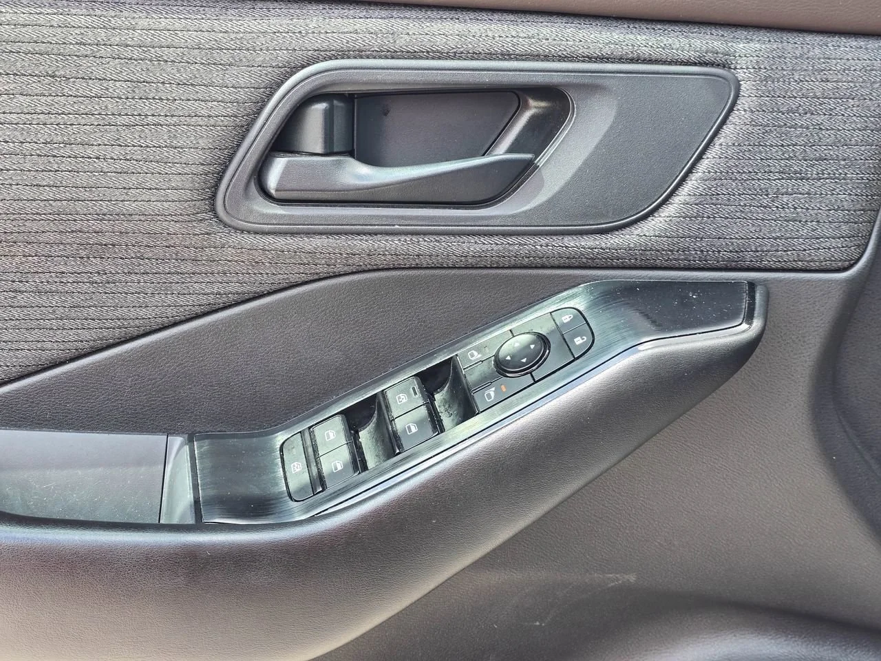 Used 2023  Nissan S image 8