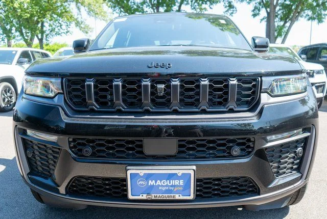 New 2026 Diamond Black Crystal Pearl-Coat Exterior Paint Jeep Limited image 3