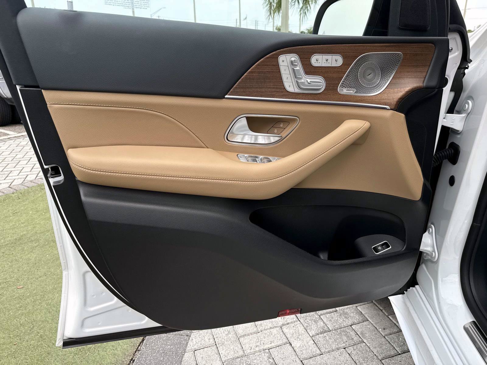 New 2026 Moonlight White Mercedes-Benz 450 4MATIC® SUV image 18
