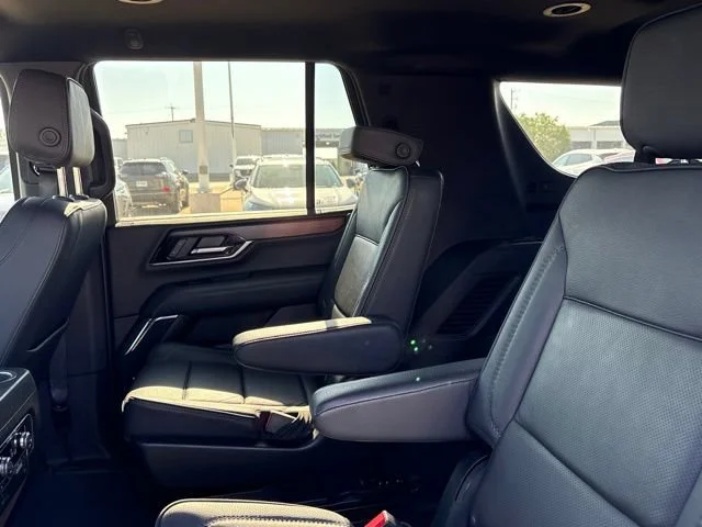 2025 GMC Yukon Denali - Photo 17