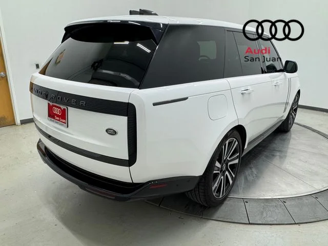 Used 2023 White Land Rover SE image 38