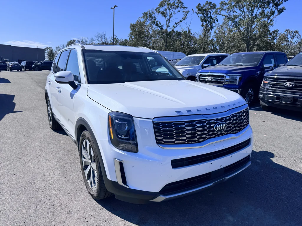 Used 2020 Snow White Pearl Kia S image 3