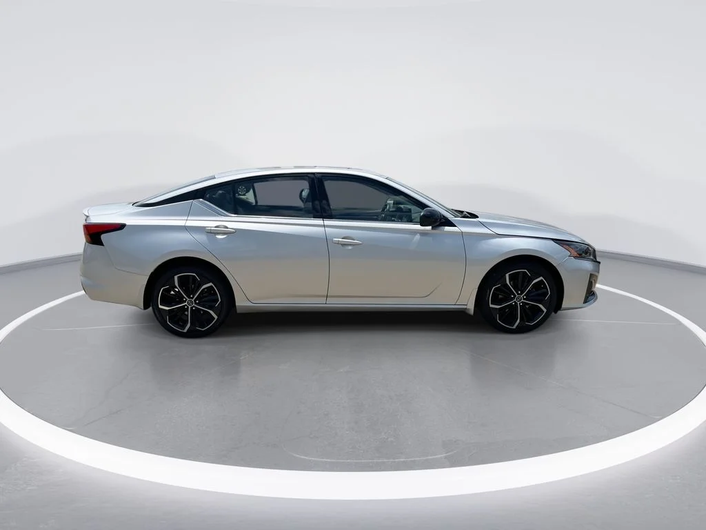 Used 2023 Silver Nissan 2.5 SR image 9