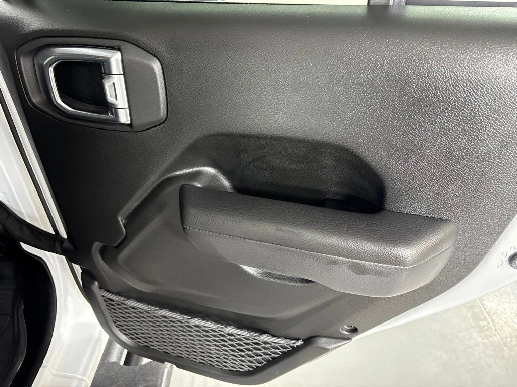 Used 2025 White Jeep Mojave image 22
