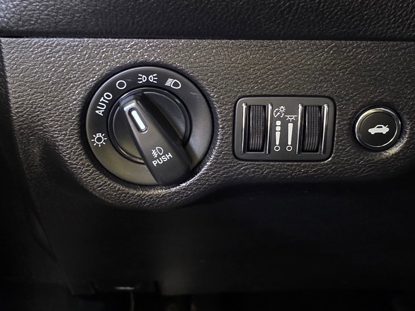 Used 2022  Dodge SXT image 31