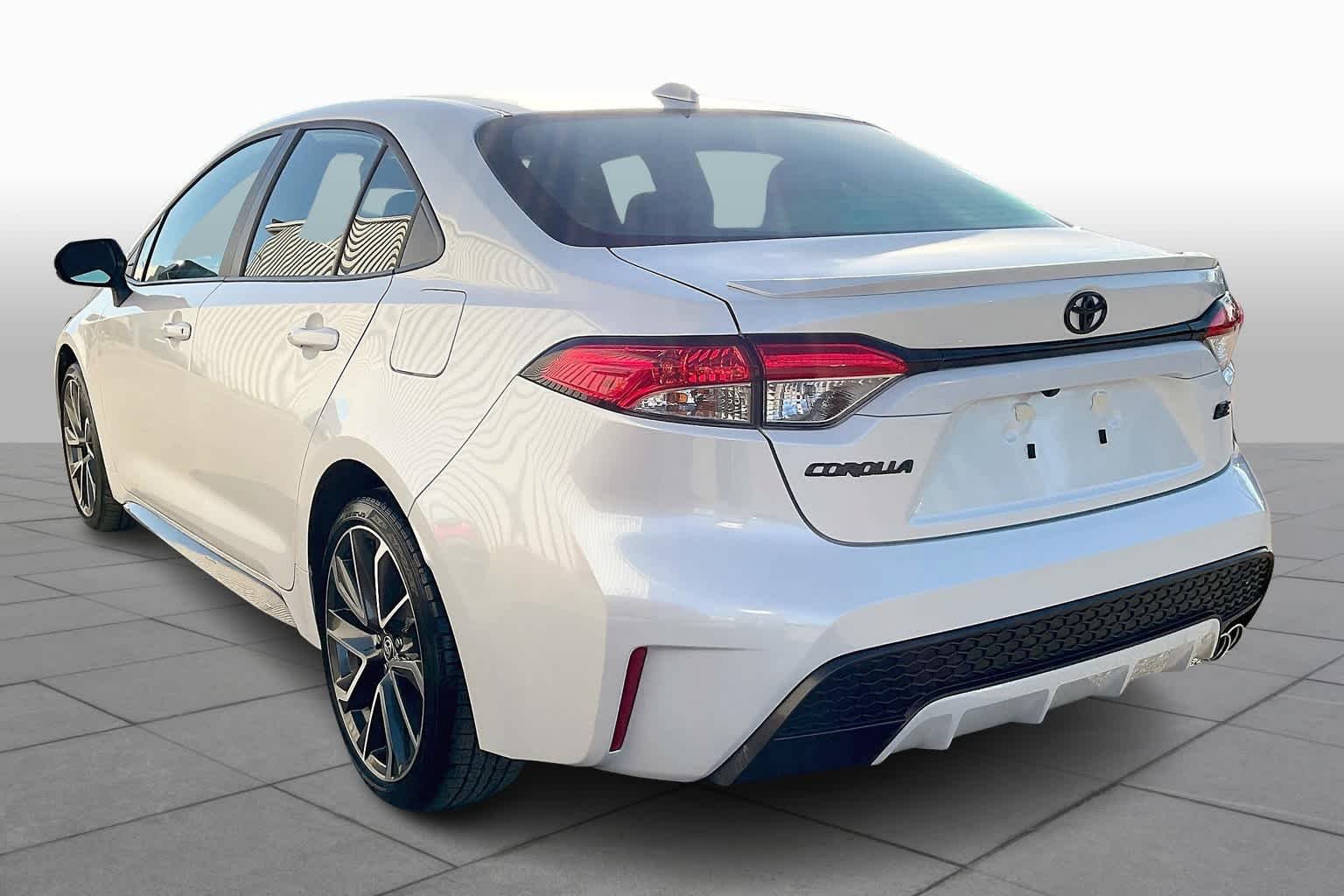 Used 2022 Wind Chill Pearl Toyota SE image 12