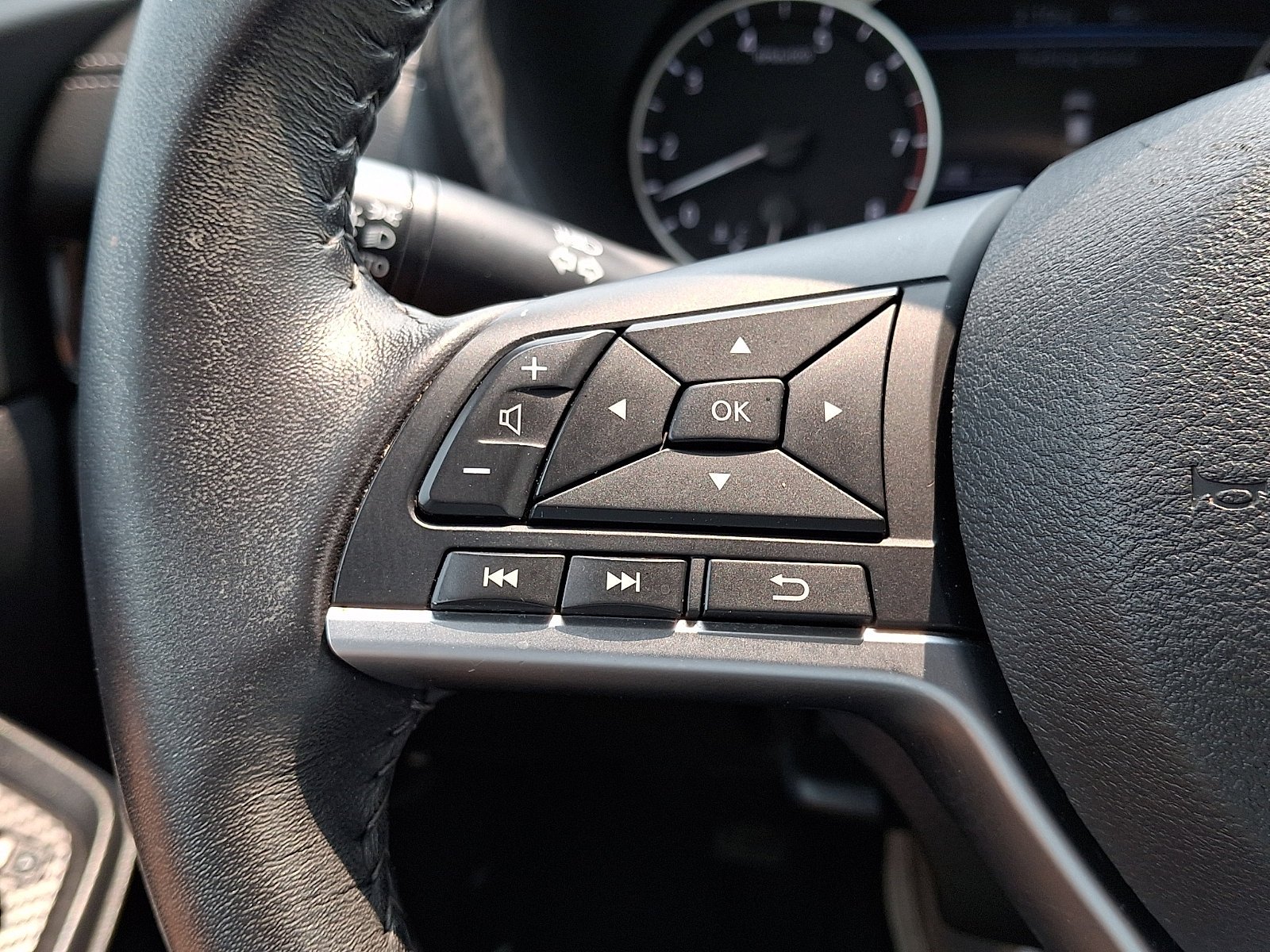 Used 2020 Aspen White Tricoat Nissan SV image 22