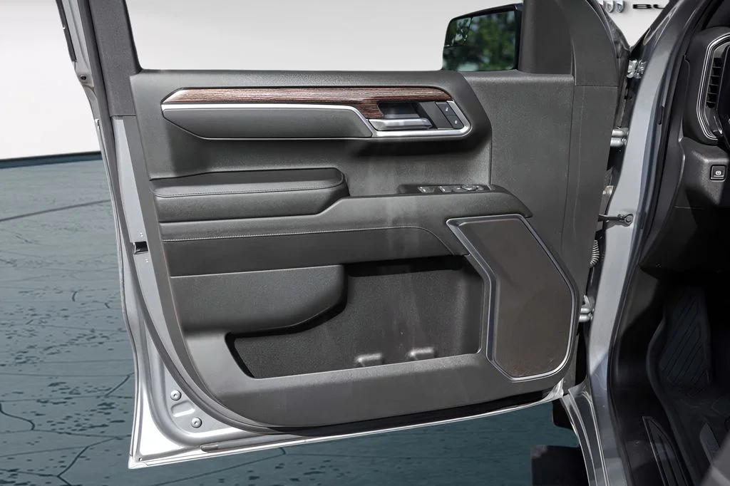 Used 2025 Silver GMC Elevation image 25