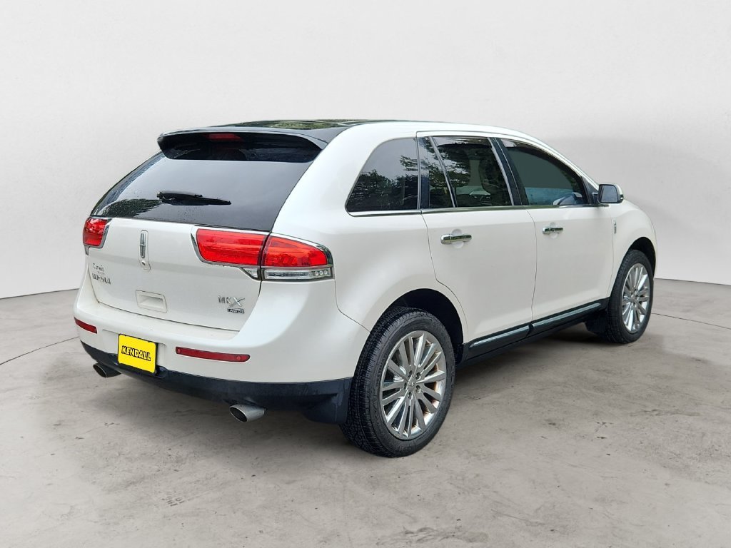 Used 2015 White Lincoln Base image 5