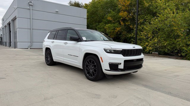 Used 2025 White Jeep Summit image 1