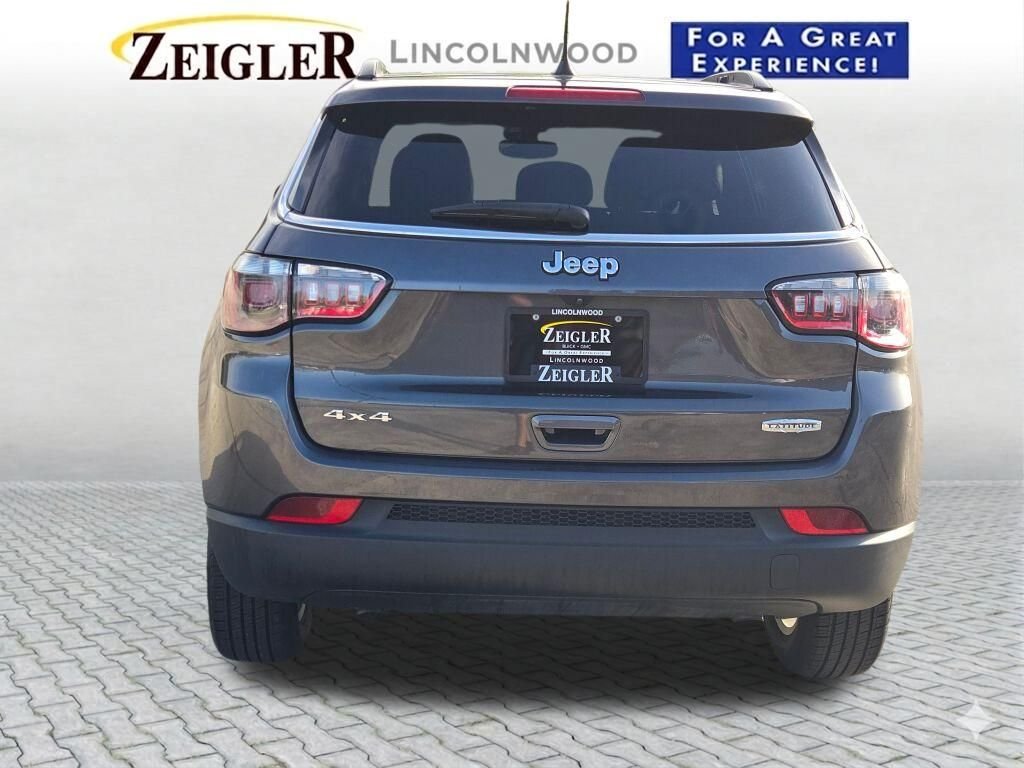Used 2024  Jeep Latitude image 12