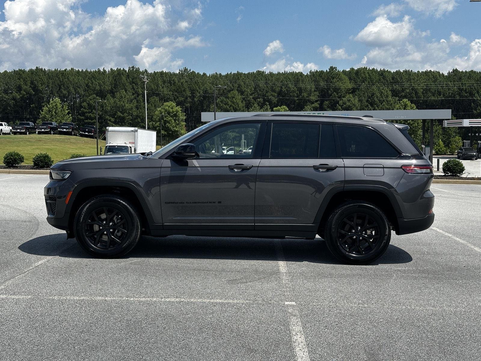 Certified Used 2024 Baltic Gray Metallic Clearcoat Jeep Altitude X image 6