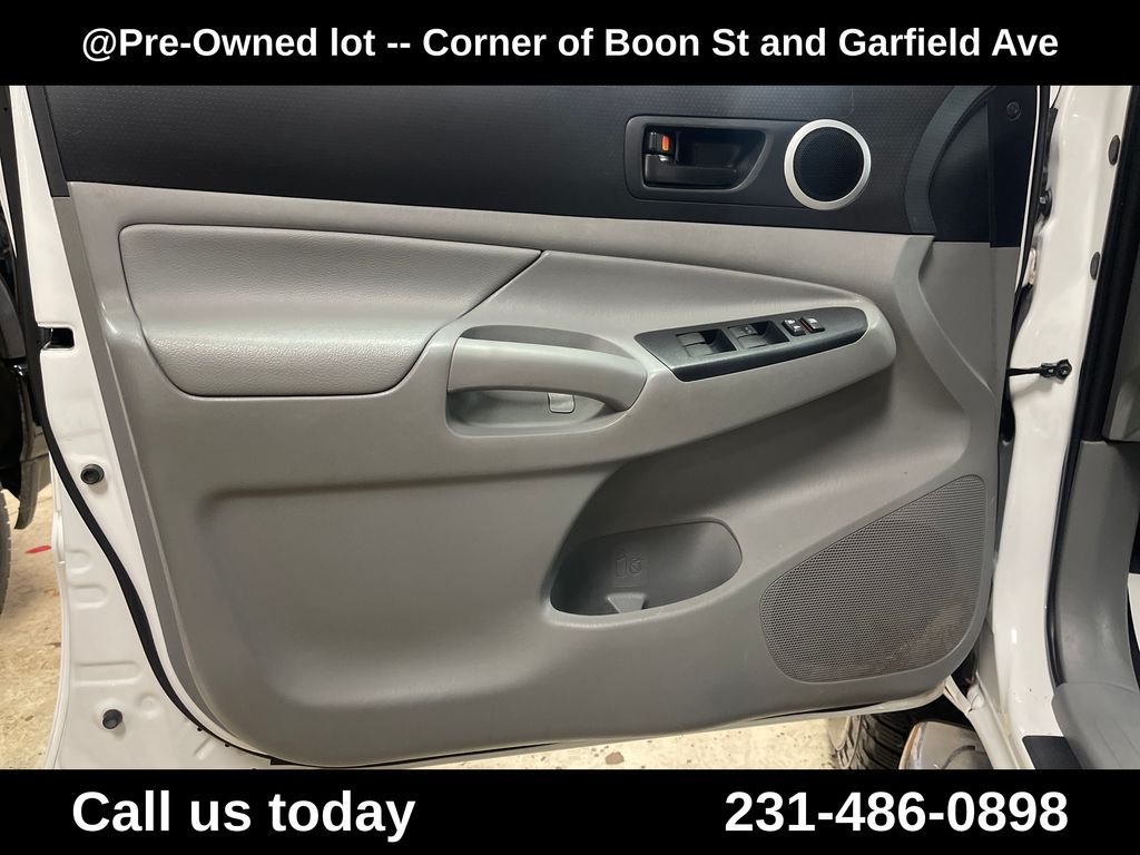 Used 2013 White Toyota Base image 15