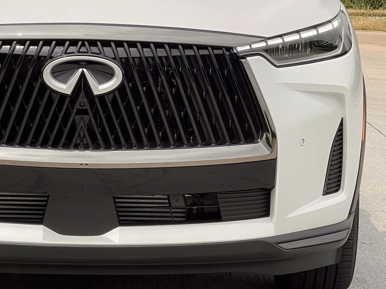 New 2027 2T RAD WHT INFINITI Autograph AWD image 8