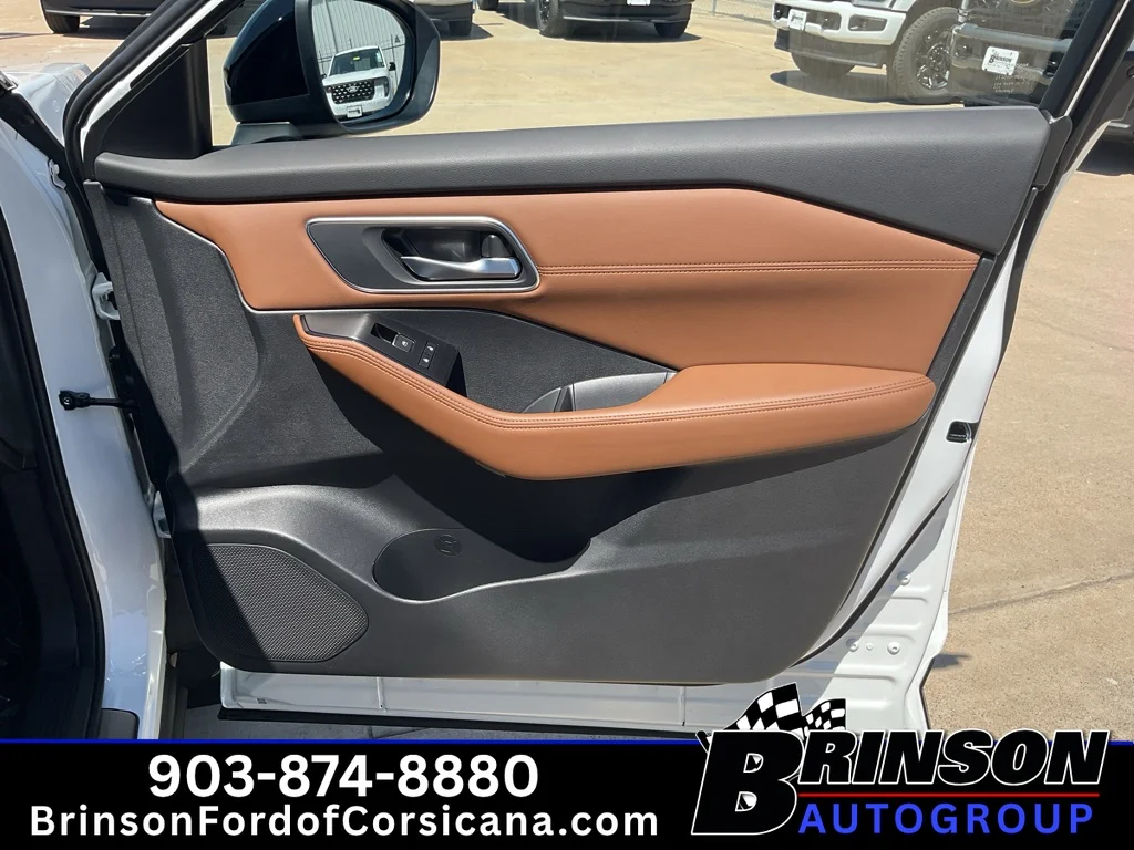 Used 2026 White / Black Nissan Platinum image 22