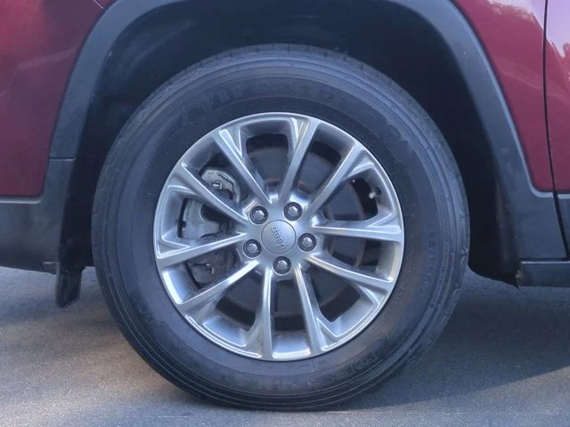 Used 2021 Red Jeep Latitude Lux image 19