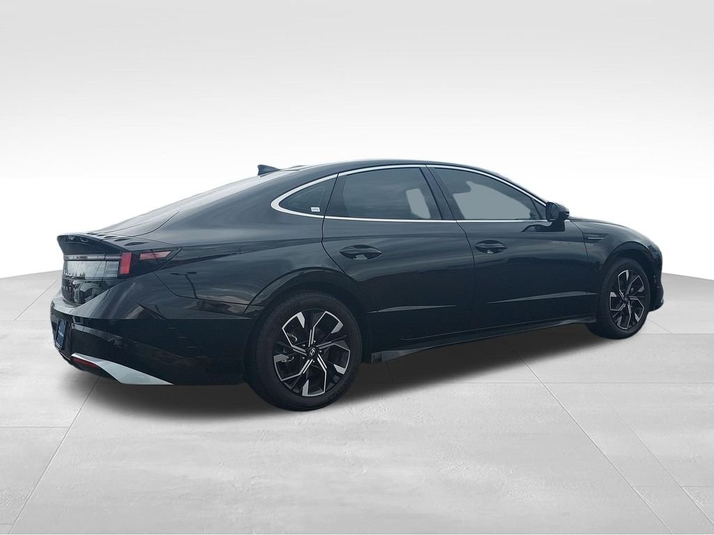 Used 2024 Black Hyundai SEL image 5