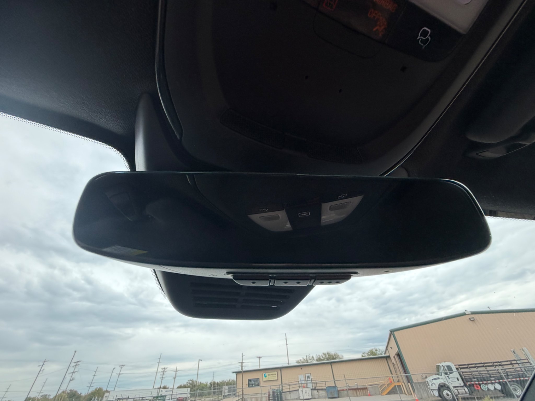 Used 2023 Thunder Grey Metallic Volvo Core image 27