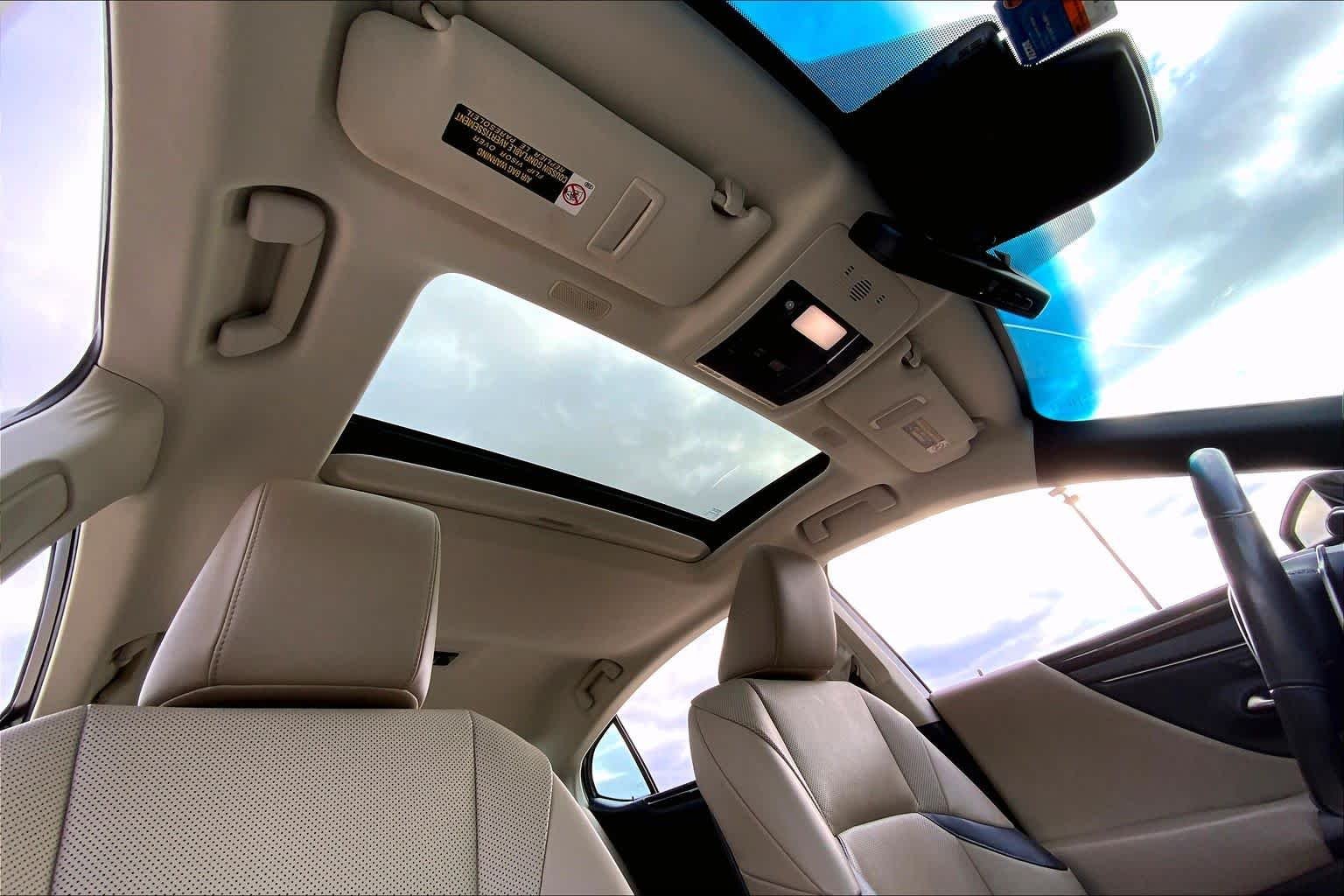 Used 2019 Sunlit Green Lexus  image 13