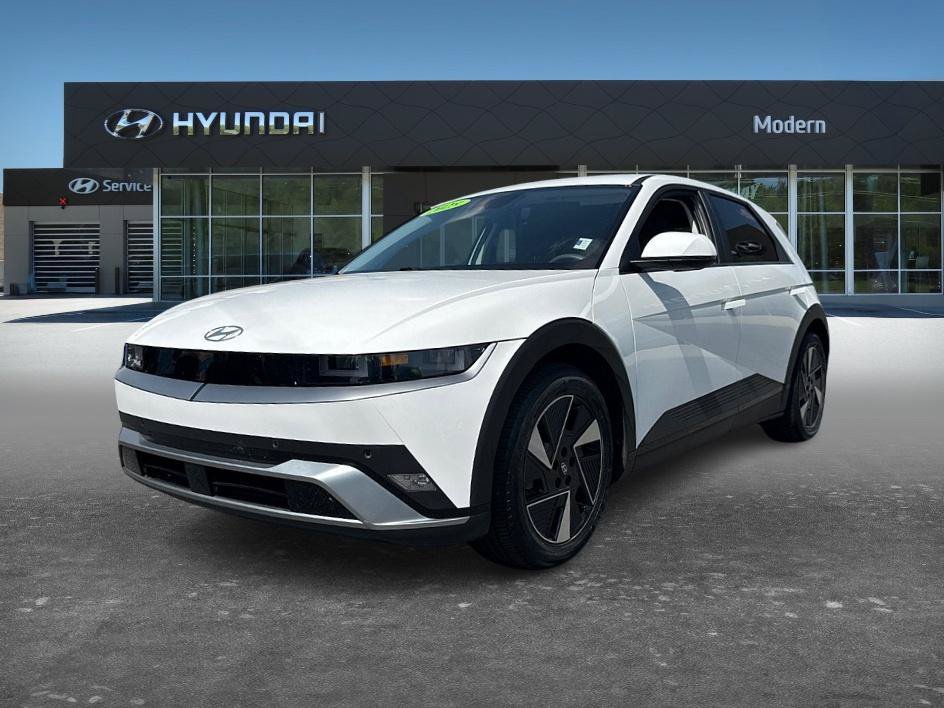 Used 2025 Atlas White Hyundai SE image 1