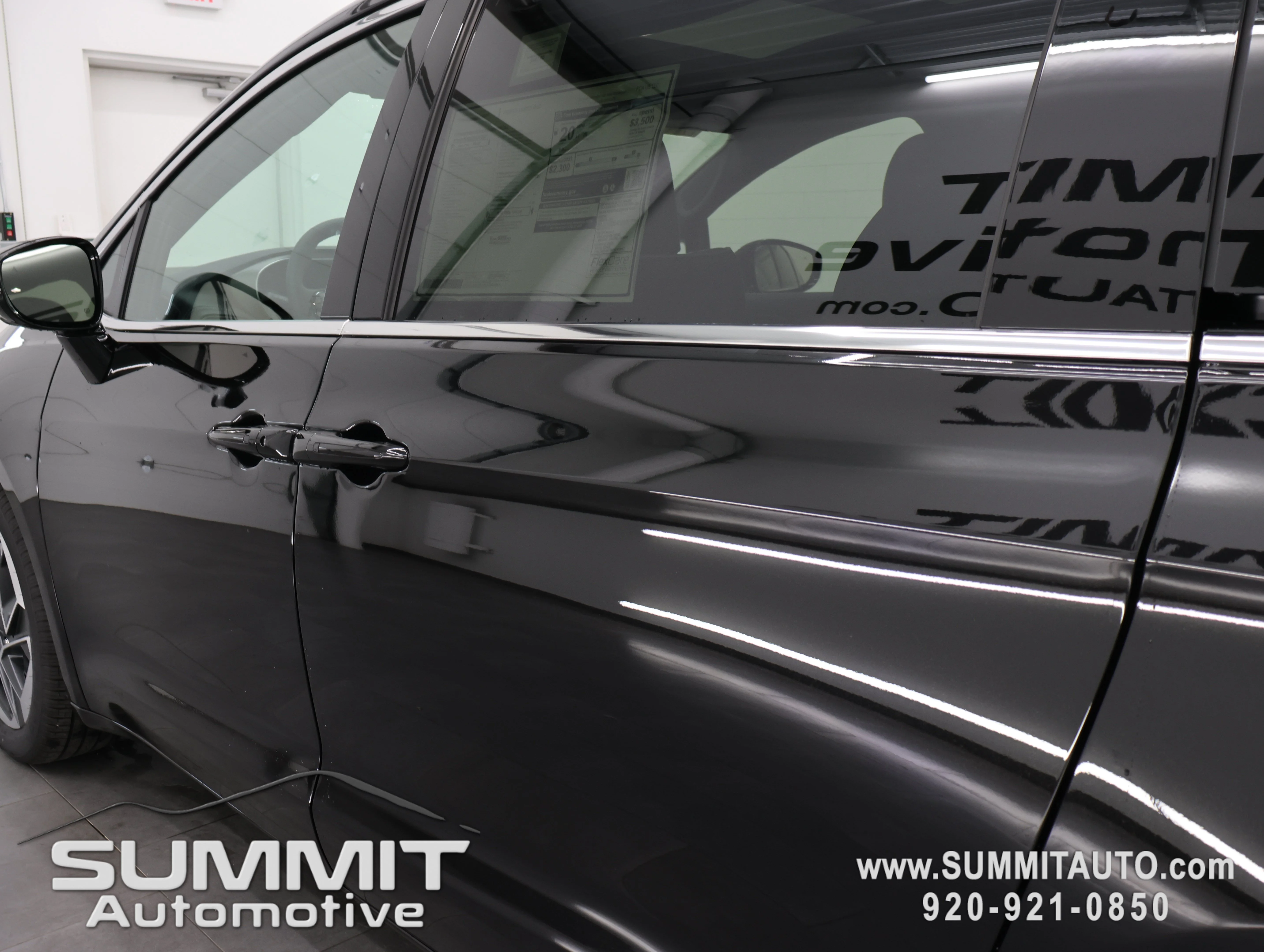 New 2027 Diamond Black Crystal Pearl-Coat Exterior Paint Chrysler Limited image 39