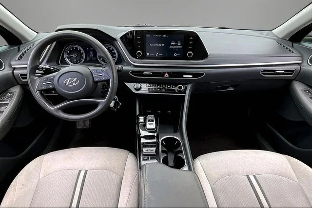 Used 2022 Black Hyundai SE image 7