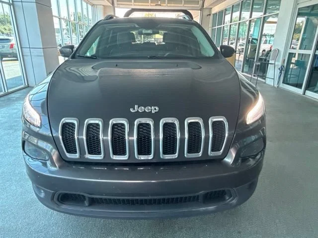 Used 2017 Granite Crystal Metallic Clearcoat Jeep Latitude image 2