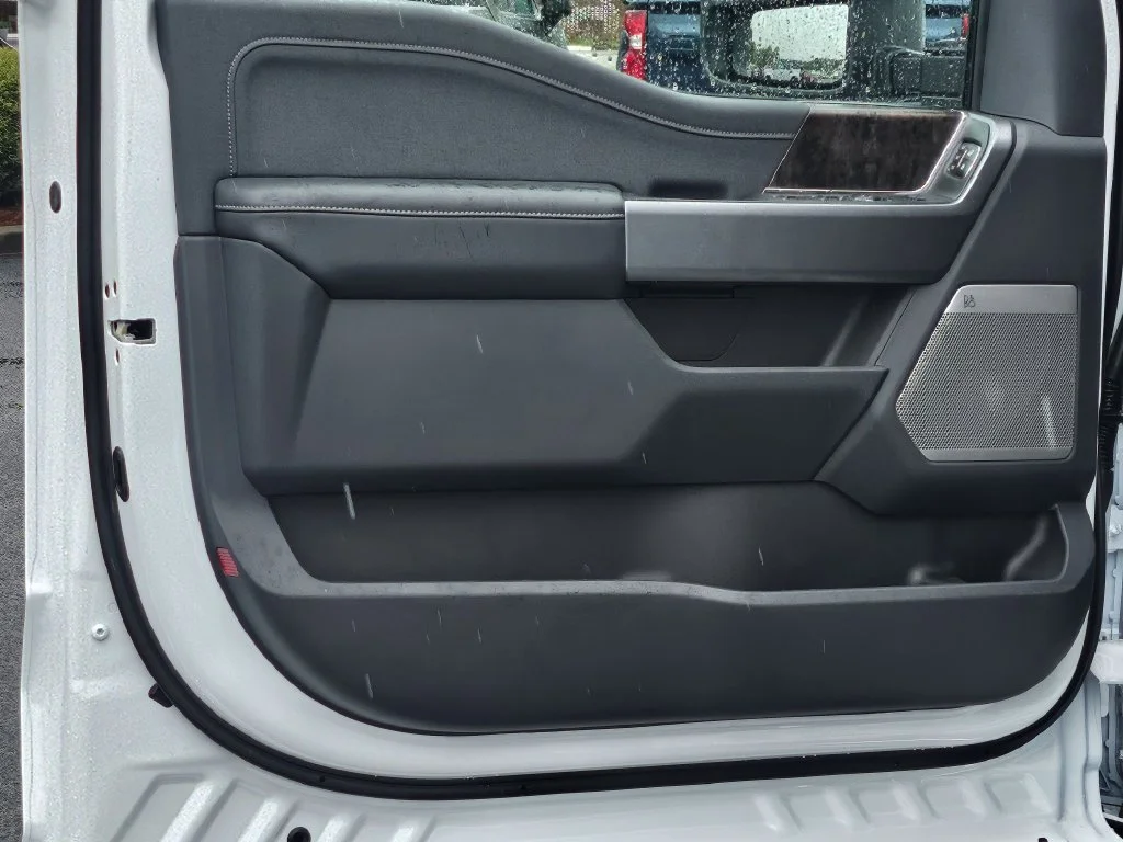 New 2027 Oxford White Ford F-250® Lariat® image 33