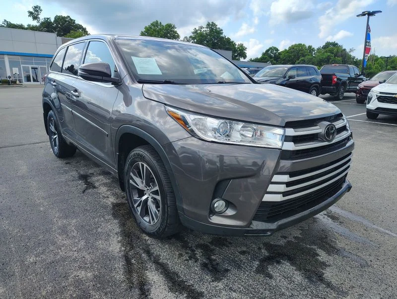 Used 2017 Gray Toyota LE Plus image 3
