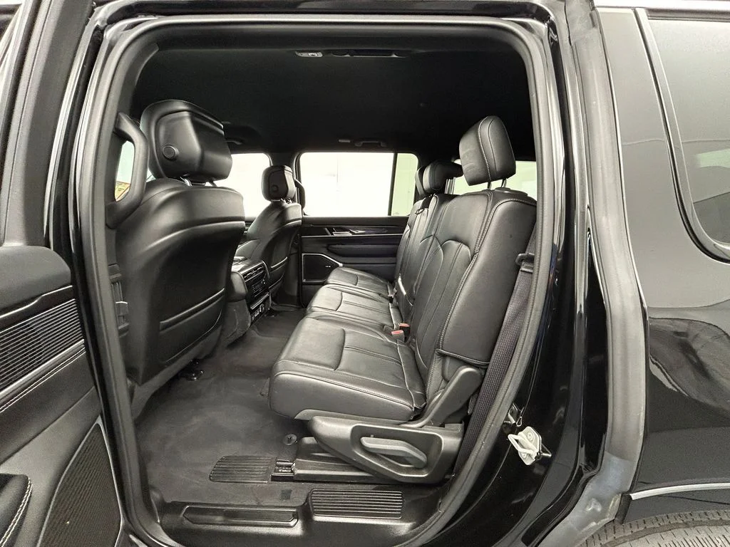 Used 2023 Diamond Black Crystal Pearlcoat Jeep Base image 36