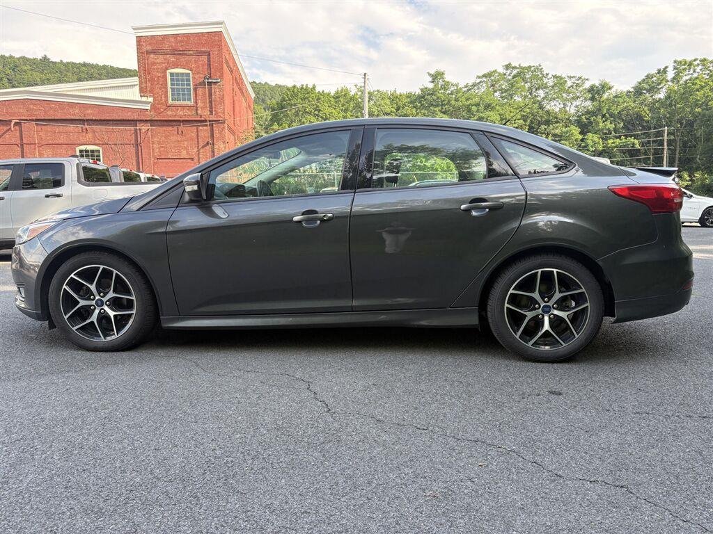 Used 2016 Magnetic Ford SE image 6